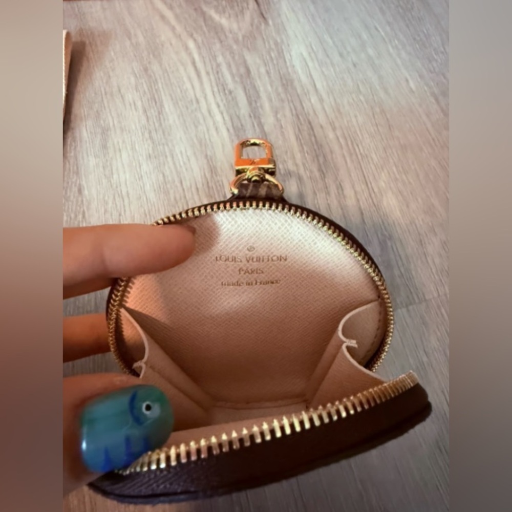 Louis Vuitton Monogram Round Coin Purse - Picture 5 of 7